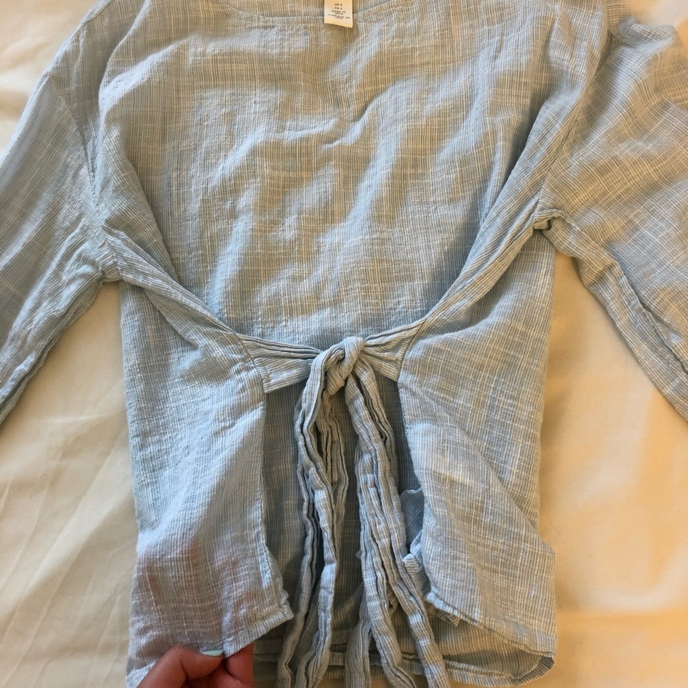 H&M light blue long sleeve - Picture 3 of 3